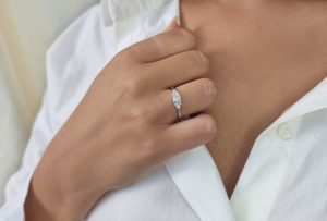 טבעת אירוסין מעוצבת עם יהלומי מעבדה