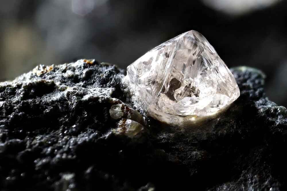 השוואה בין יהלומים מעבדה ליהלום טבעי