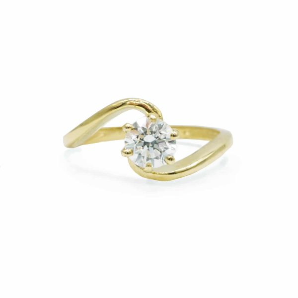 טבעת יהלום קלאסית בסגנון טויסט . טבעת משובצת יהלום 0.75 קראט